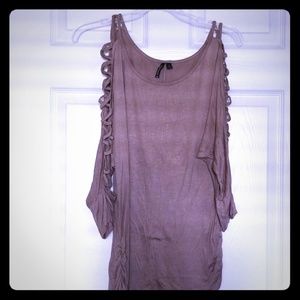 Top, cold shoulder/arm